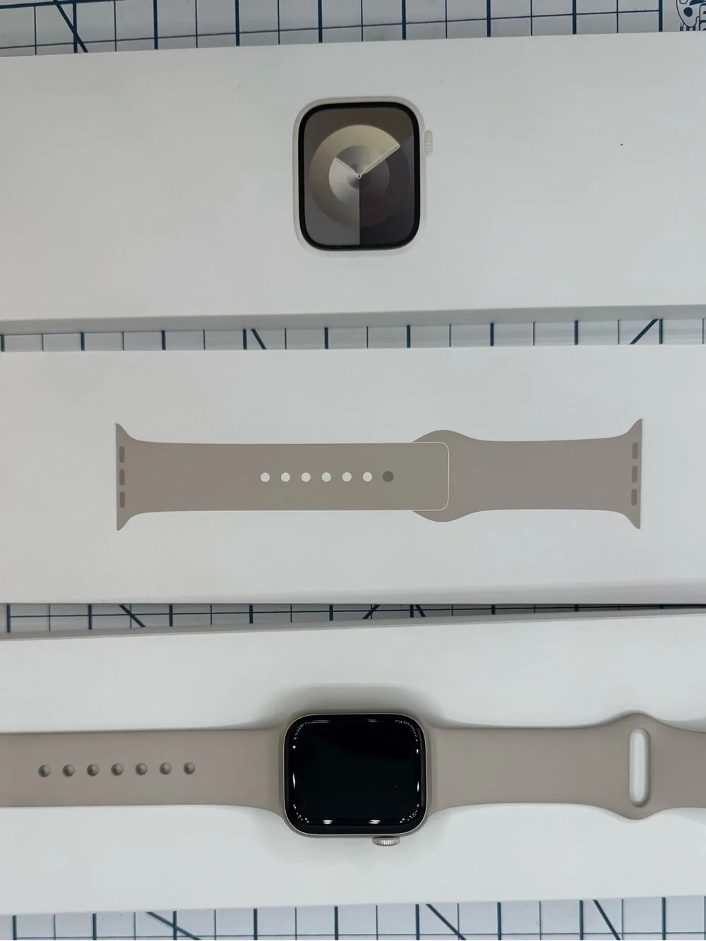 Apple Watch Starlight Series 9 41 mm with Starlight Sport Band and extra Band
